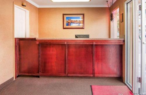 Downtown Portland Cabin | Econo Lodge Portland Downtown