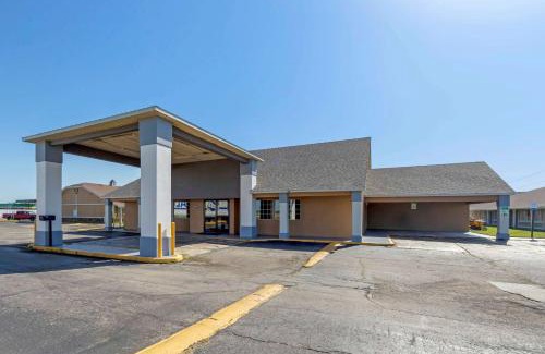 Pryor Cabin | Econo Lodge