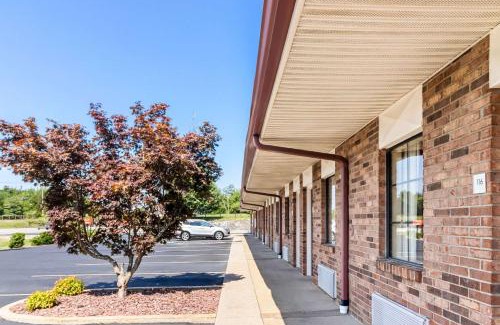 Russellville Cabin | Econo Lodge