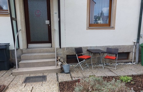 Selb Apartment | Economy apartment basement (22sqm) with kitchen, smart TV and rain shower