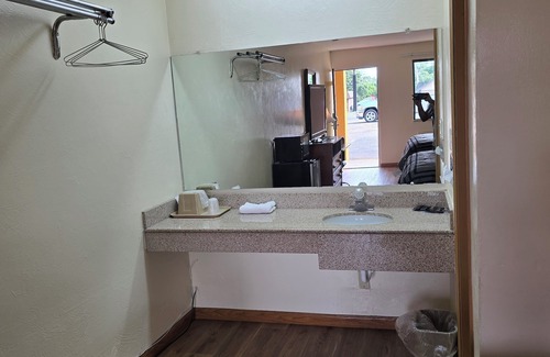 Harrisburg Hotel | Economy Inn & Suites