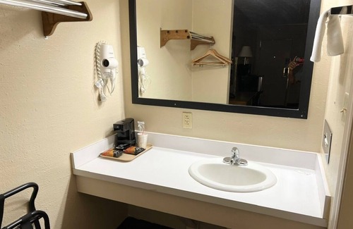 McCook Hotel | Economy Inn