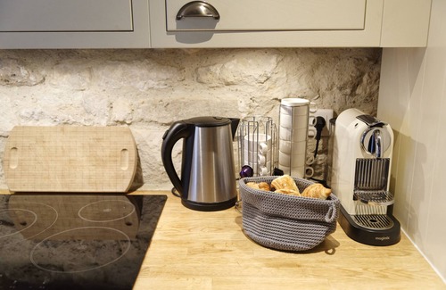 Quartier de la Place-Vendome Apartment | Ecrin Robespierre - Cosy & Romantic apartment with A/C in historical property