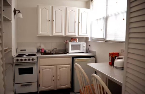 Pembroke Apartment | ED 15 Pool, Queen bed, Hamilton Bermuda