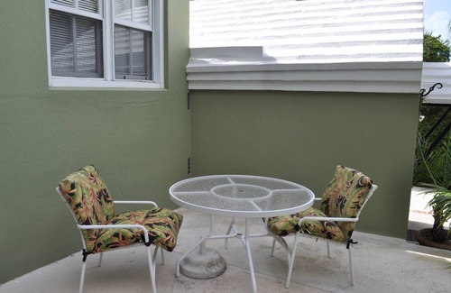 Pembroke Apartment | ED 15 Pool, Queen bed, Hamilton Bermuda
