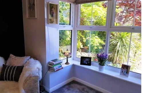 Watford House | Edale.in Hertfordshire countryside. 15 minute train to London.