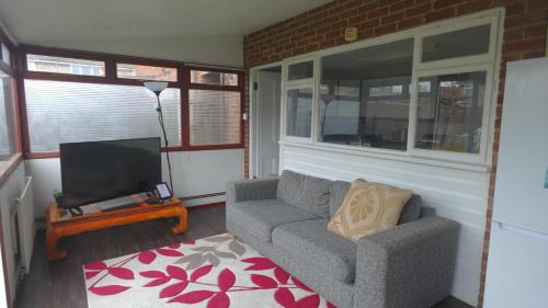 Dunstable House | Eddiwick House - Huku Kwetu Dunstable -Spacious 4 Bedroom House - Private garden & parking -Free Wifi-indoor play area-close to London Luton Airport
