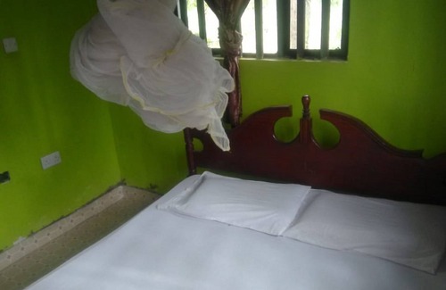 Ugunja Bed & Breakfast | Eddys Resort