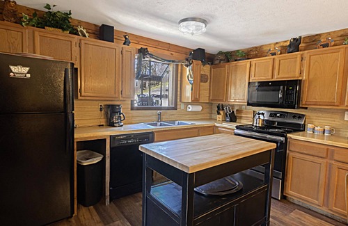 Snowshoe House | Edelweiss Haus: Cozy Renovated Mountain Retreat - Hot Tub & Dual Outdoor Decks