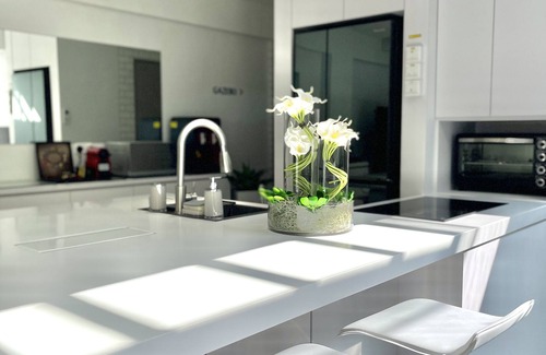 Marine Parade Apartment | Eden Suite 01