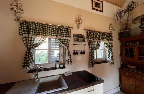 Ivancna Gorica Apartment | Edenski vrt Two-Bedroom House with Terrace