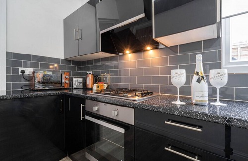 Stirchley Apartment | Edgbaston Luxe Townhouse - Parking - Terrace