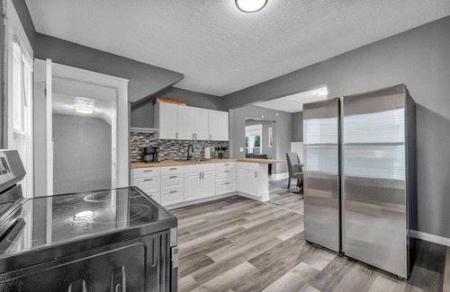 Detroit - Shoreway House | Edgewater Beach Haven - Night Shift Nest Room