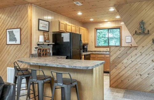 Treloar Ski Chalet | Edgewater Escape w/Hot Tub by StayLage