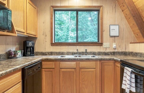 Treloar Ski Chalet | Edgewater Escape w/Hot Tub by StayLage