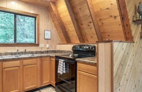 Treloar Ski Chalet | Edgewater Escape w/Hot Tub by StayLage