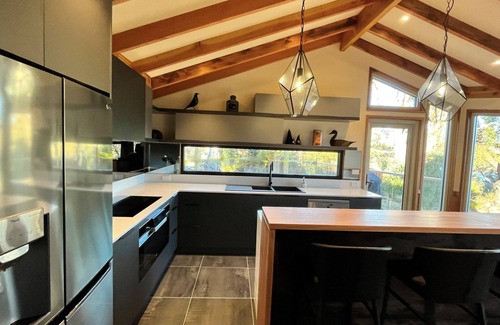 East Jindabyne House | Edzell - 5BR Luxury Home l Amazing Lake Views l Games Room l Tennis Court l WiFi