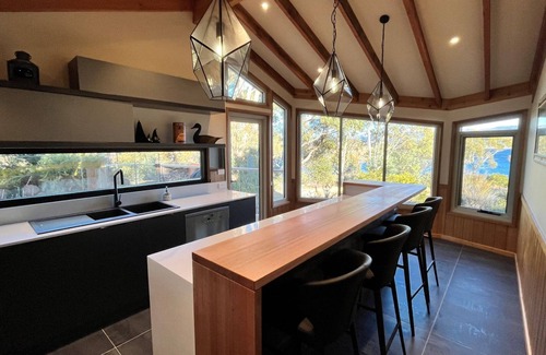 East Jindabyne House | Edzell - 5BR Luxury Home l Amazing Lake Views l Games Room l Tennis Court l WiFi