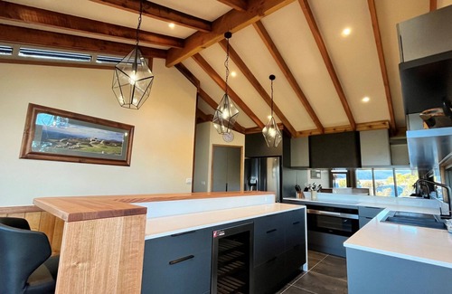 East Jindabyne House | Edzell - 5BR Luxury Home l Amazing Lake Views l Games Room l Tennis Court l WiFi