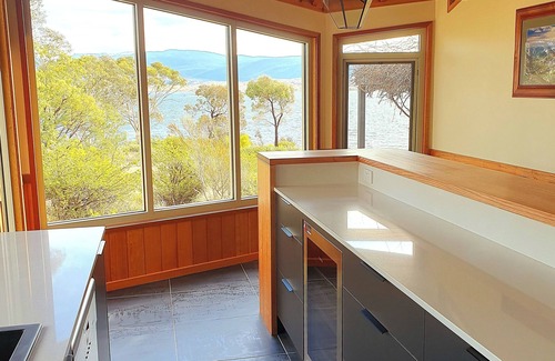 East Jindabyne House | Edzell - Waterfront Luxury on Lake Jindabyne in the Australian Snowy Mountains