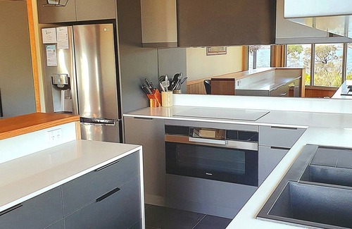 East Jindabyne House | Edzell - Waterfront Luxury on Lake Jindabyne in the Australian Snowy Mountains