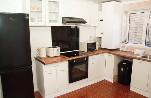 Wolverhampton House | EEE HOMES WOLVERHAMPTON: A pleasant 3-bedroom house with WiFi.