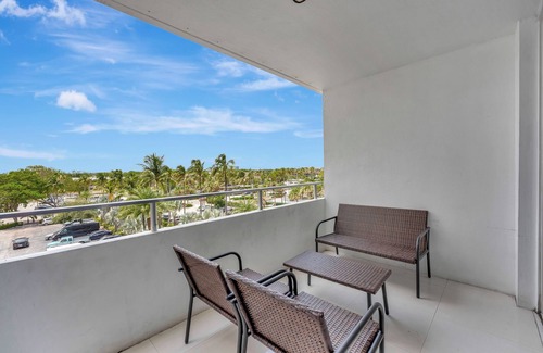 Bermuda Riviera Apartment | Efficiency with City Views