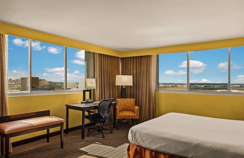Western Honolulu House | Effortless Airport Access with Swimming Pool & Shuttle | King Bed with City View
