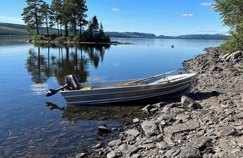 Stromsund Municipality Apartment | Eget Enkelt Dubbelrum med Hall i Modernt Hem, Naturnära