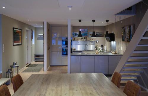 Sula House | Eget hus i sjøkanten ved fjorden