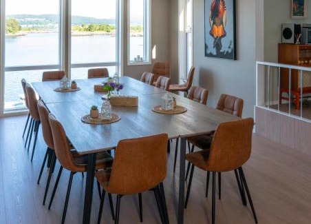 Sula House | Eget hus i sjøkanten ved fjorden