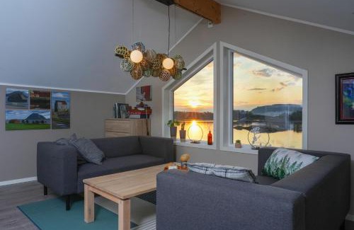 Sula House | Eget hus i sjøkanten ved fjorden