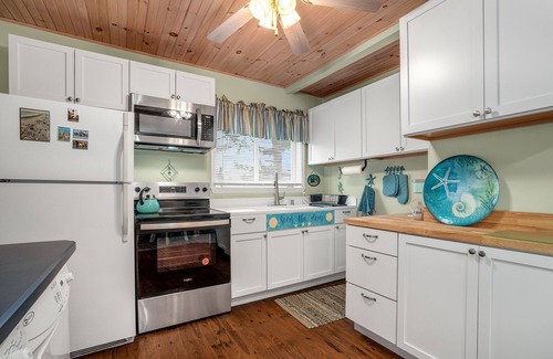 Chincoteague Cottage | Egret's Walk - Charming Cottage on North Main!