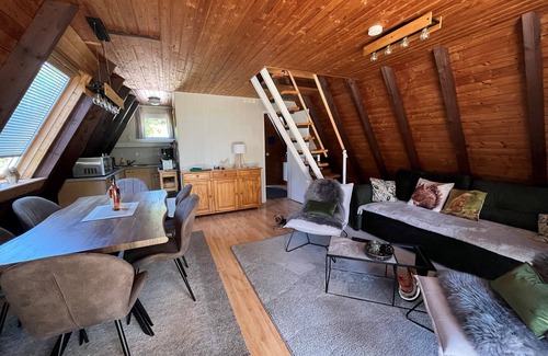 Feriendorf Eichwald House | Eichhörnchen-in der Natur Zuhause-fass-sauna im Garten
