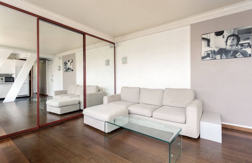 16th Arrondissement Apartment | Eiffel Tower Apartment with Terrace