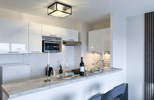 Porte-Saint-Martin Apartment | Eiffel Tower view Chic studio with balcony & lift