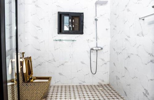 West Coast Division House | EJ Apartments