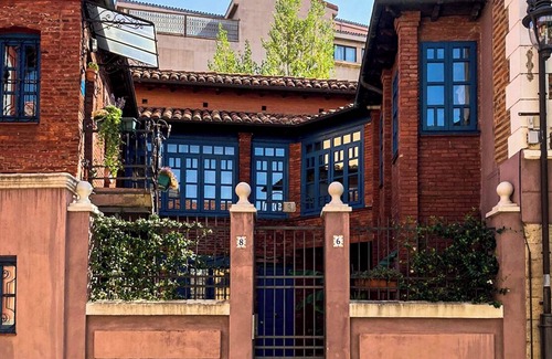Old Town Apartment | El 8 de Serranos bottom house with garage