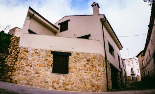 Hueva House | El Aprisco, con piscina climatizada en Hueva-Guadalajara