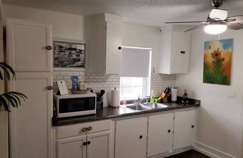 Holly House | El Bungalow Uno ~ Eclectic East Side ATX