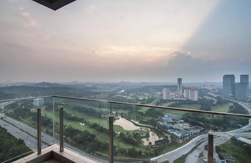 Putrajaya Apartment | El Conezion Penthouse | Top floor | Golf course view | Wi-Fi & Netflix provided
