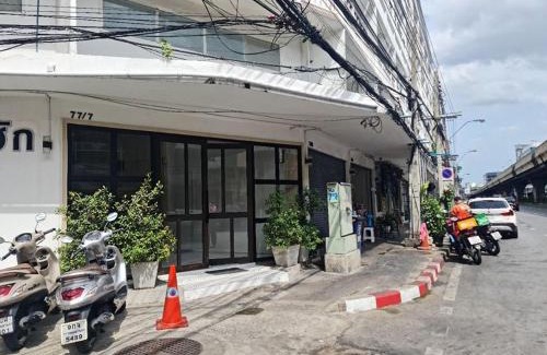 Bang Khun Phrom Hotel | El Huq