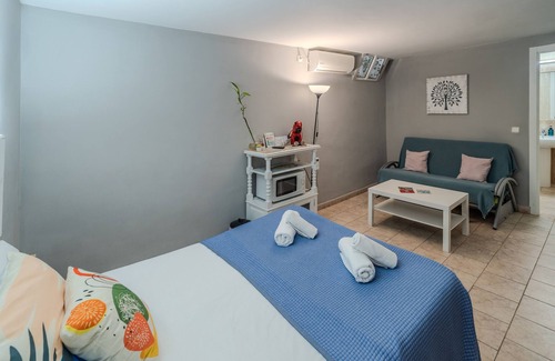 La Catedral Bed & Breakfast | el jardin room la calleja