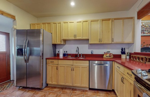Victory Hills House | El Sol! Near UNM, Nob Hill, Airport and Hospitals!