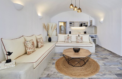 Fira House | El Verano Suites