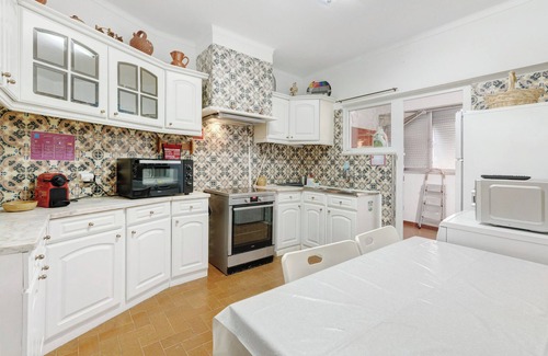 Parede House | "Elegan Vintage House with Barbecue" with Balcony, Garden & Wi-Fi