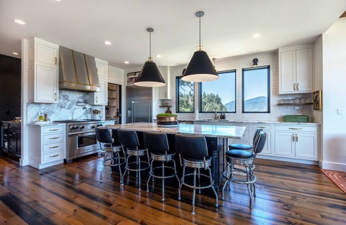 Hood River House | Elegance Overlooking Columbia River, Hot Tub, Bocce Ball