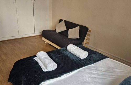 Kilburn Apartment | Elegant 1-Bed Flat Sleeps 5 NW6 Jubilee, Bakerloo & Overground Lines