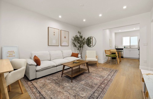 Westwood Apartment | Elegant 1BR/1BA in Westwood with W/D in Bldg +Parking