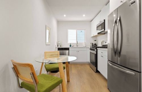 Westwood Apartment | Elegant 1BR/1BA in Westwood with W/D in Bldg +Parking